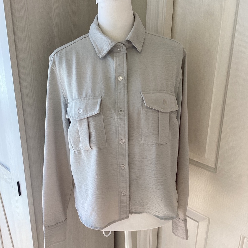 Almost Famous Women's Button-Down Shirt in Light Gray Sz M
